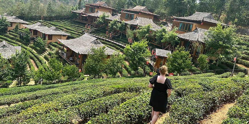 Michelle wandelt door het landschap van Ban Rak Thai