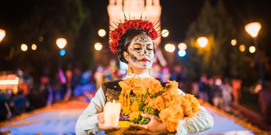 Vrouw verkleed voor de Dag van de Doden in Mexico