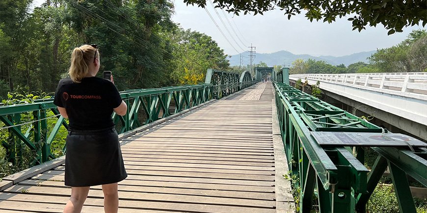 Michelle wandelt over de Ta Pai brug bij Pai in Noord-Thailand