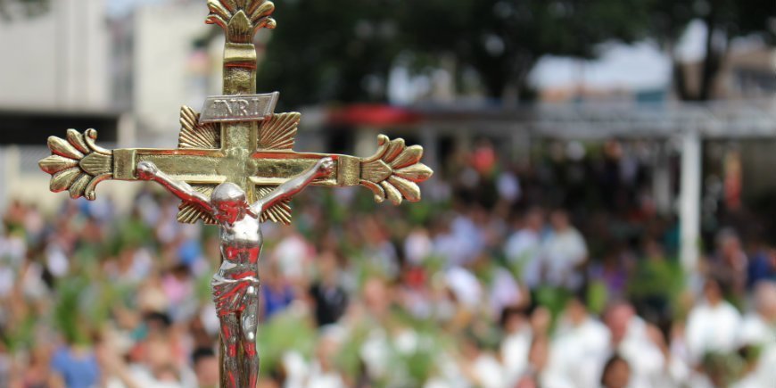 Jezus figuur aan een kruis in Brazilië