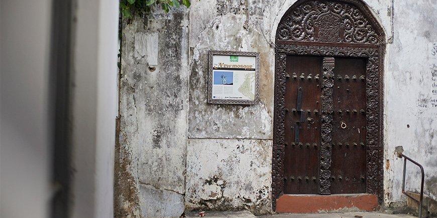 Deur met grote details in Stone Town