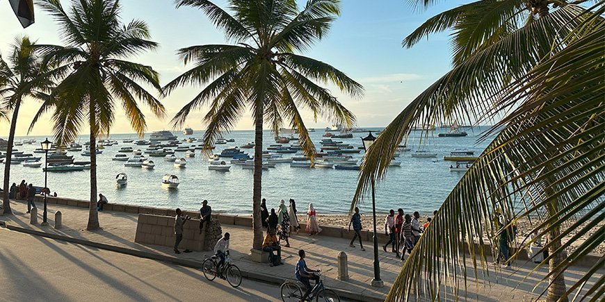 Uitzicht op het water bij zonsondergang in Stone Town