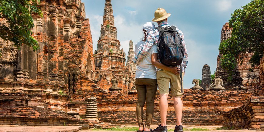 Paar verkent de ruïnes van Ayutthaya in Thailand