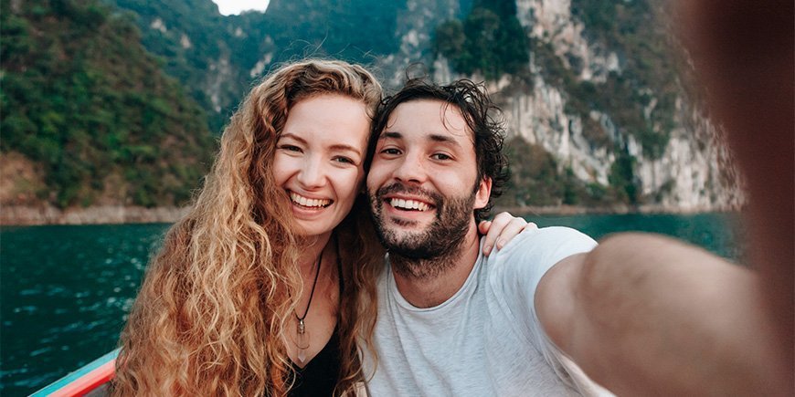 Man en vrouw nemen selfie op boot in Khao Sok National Park