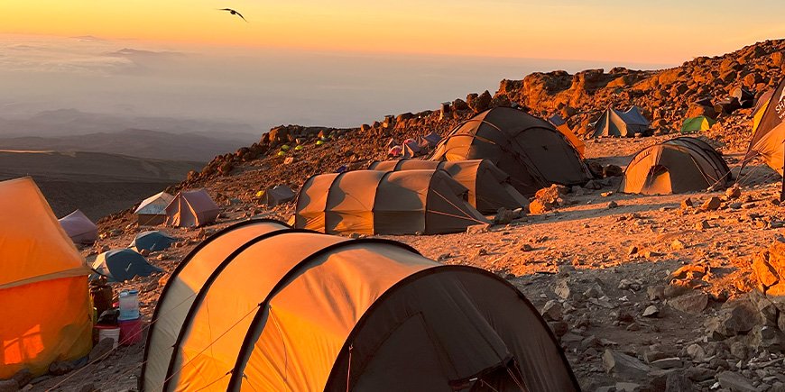 Prachtige zonsopgang boven het kamp op de Kilimanjaro