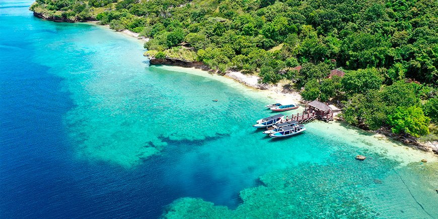 Boten voor de kust van Menjangan eiland op Bali