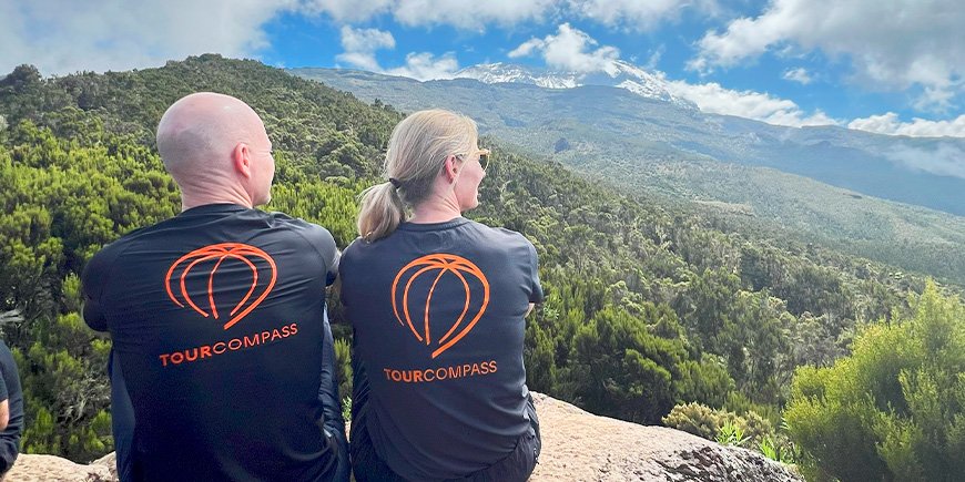 Claus en Rikke genieten van het uitzicht op de Kilimanjaro