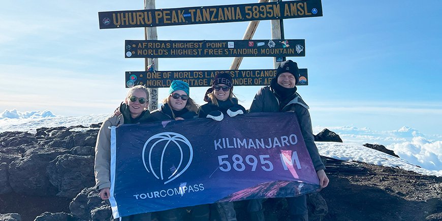 Claus met familie op de top van de Kilimanjaro