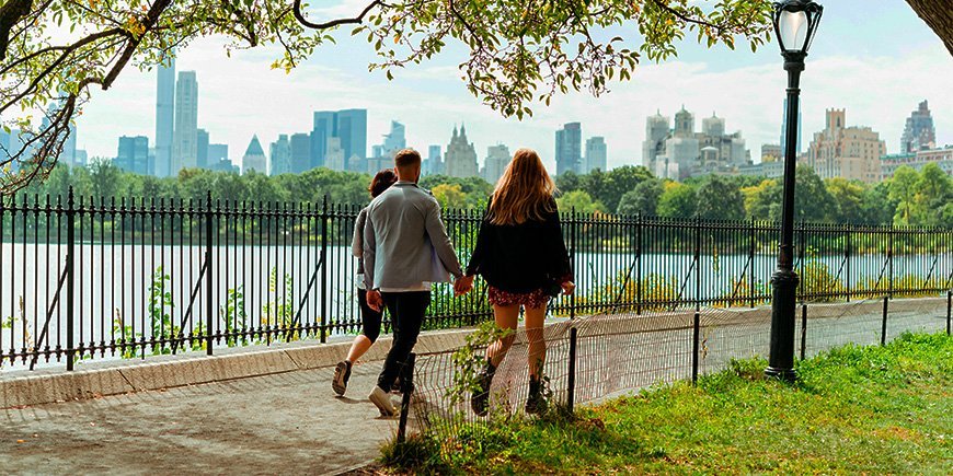 Paar wandelt hand in hand bij zonnig weer in Central Park, New York City