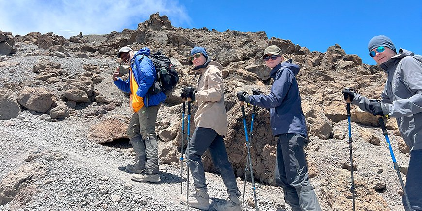 Gids met familie op de Kilimanjaro