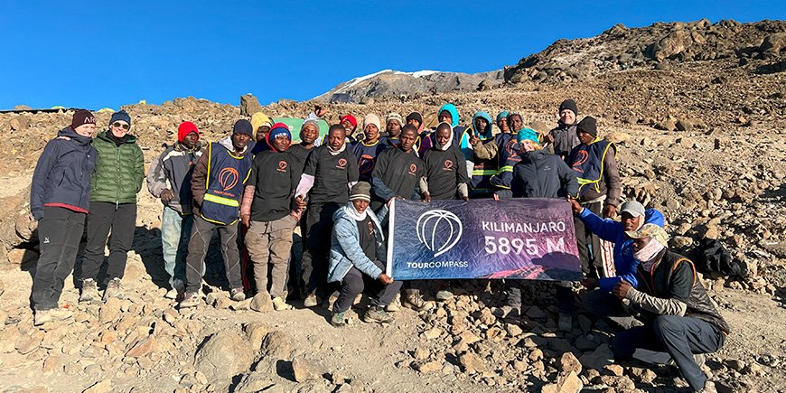 Het hele Kilimanjaro-team op een zonnige dag