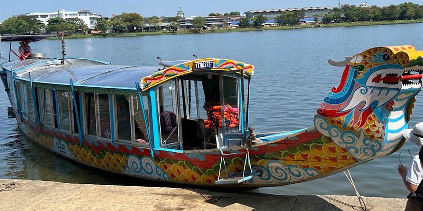 Boot op de Parfumrivier in Hué in Vietnam