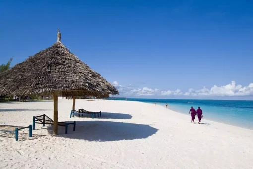 Lokale mensen aan de waterkant op Zanzibar